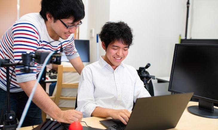 エンジニア研修を行っている男性